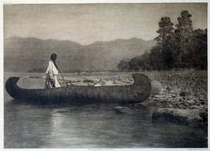 Een Indiaan op een kano in het zuiden van Flathead Lake, Montana door Edward Sheriff Curtis