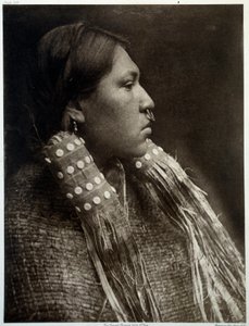 Portret van een Indiaans meisje met een neuspiercing door Edward Sheriff Curtis