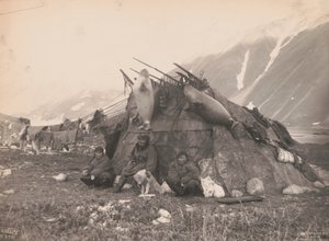 Inuit hut en familie, ca. 1899
