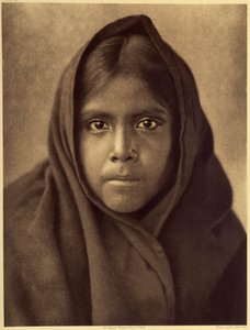 Qahatika meisje. Jonge Qahatika meisje. Deze woestijnindianen wonen ongeveer 60 kilometer van het Pimas-reservaat (Arizona). Foto uit deel 2 van de encyclopedie van Edward S. Curtis over Noord-Amerikaanse Indianen, met een voorwoord van Theodore Roosevelt.