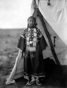 Rosa Lame Dog, Dakota vrouw bij ingang van tipi, c. 1905 door Edward Sheriff Curtis