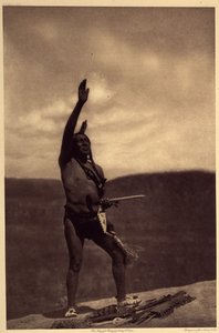 Sioux-aanroeping. Heiligdommen zijn meestal grote keien van rollende steen of andere rotsen die [...] geladen waren met mythische betekenis. door Edward Sheriff Curtis