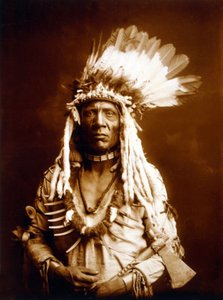 Weasel Tail, Piegan, met een tomahawk, ca. 1900, foto Edward S. Curtis
