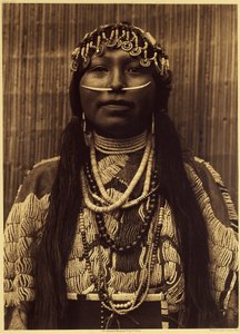 Wishham meisje. Dit meisje is gekleed in een zware suède jurk versierd met parels door Edward Sheriff Curtis