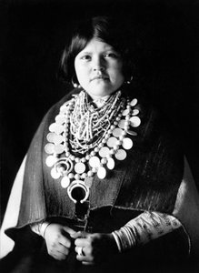 Jonge indiaanse vrouw met Zuni ornamenten, c. 1903 door Edward Sheriff Curtis