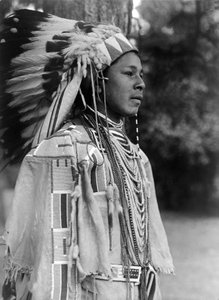Jongere in vakantiekostuum, Umatilla, c. 1910 door Edward Sheriff Curtis