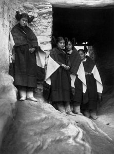 jonge Hopi indianen in Walpi dorp (Arizona)