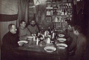 De mannen, Midwinterdag diner, Britse Antarctische Expeditie, Kaap Evans, 22 juni 1912 door Edward W. Nelson