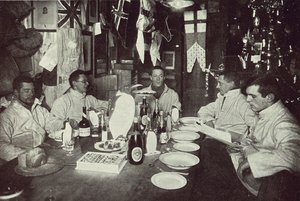 De officieren, Midwinterdag diner, Britse Antarctische Expeditie, Kaap Evans, 22 juni 1912 door Edward W. Nelson