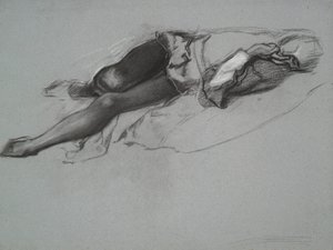 Studie voor de liggende figuur van Hamlet, uit De Toneelscène, Hamlet, act 3, scène 2 door Edwin Austin Abbey