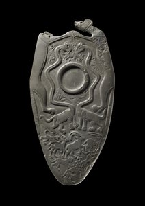 Ceremoniële palet met een reservoir voor het malen van oogverf, omgeven door gebeeldhouwde dieren, uit de Hoofddeposito, Hierakonpolis, Egyptisch, ca. 3000 v.Chr.