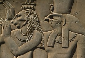 Detail van een reliëf, Bastet en Horus