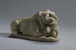 Deksel van een liggende Leeuw die een Hoofd vasthoudt, Napata-Meroe, Boven-Nubië