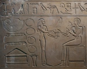 Detail van reliëf met dienaar die juwelen aan de koningin toont, van Sarcofaag van Koningin Kawit, Tempel van Mentuhotep II, Deir el Bahari, Egypte