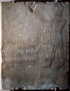 Reliëf dat Mentuhotep III (c.2004-c.1992 v.Chr.) toont die offers opdraagt, Middenrijk, c.1982-1970 v.Chr. door Egyptian 11th Dynasty