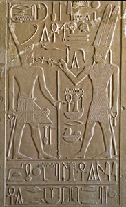 Egyptische oudheid: hiëroglief die Sesostris I afbeeldt terwijl hij van de handen van Amon RA de symbolen van leven en gezondheid ontvangt - witte kapel van farao Sesostris I (1962-1928 v.Chr.) 12e dynastie, heiligdom gebouwd ter ere van de god Amon - open door Egyptian 12th Dynasty