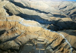 Luchtfoto van de Dodentempel van Hatsjepsoet, Deir el-Bahari, Thebaanse Necropolis, Luxor, Egypte, Nieuwe Rijk, Dynastie XVIII