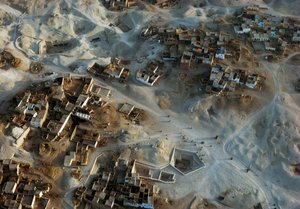 Luchtfoto van de archeologische site van Qurna, Sheikh Abd el-Qurna, Thebaanse Necropolis, Egypte, Nieuwe Koninkrijk, Dynastie XVIII-XIX