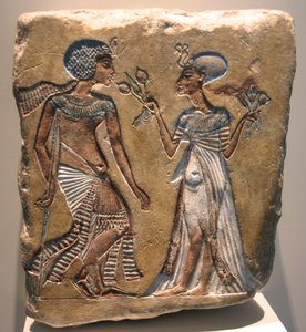 Akhenaten (regeerde 1353-1336 v.Chr.) en Nefertiti (ca. 1370 v.Chr.-ca. 1330 v.Chr.) Grote Koninklijke Vrouw van de Egyptische farao Akhenaten. Reliëf in het Egyptisch Museum in het Altes Museum Berlijn. door Egyptian 18th Dynasty