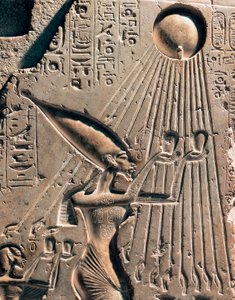 Oude Egyptische Oudheid: bas-reliëf dat Amenophis IV (Achnaton of Amenhotep) (1352-1338 v.Chr.) en zijn familie toont die eer bewijzen aan de god Aten. Detail dat de farao voorstelt. 1364-1347 v.Chr.