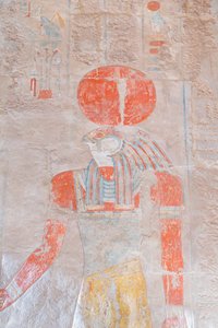 Bas-reliëf van de zonnegod Ra, Hatshepsut-tempel van Deir Al Bahari, Luxor, Egypte