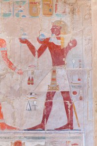 Bas-reliëf afbeelding van een farao die offers brengt, Hatshepsut-tempel van Deir Al Bahari, Luxor, Egypte (foto)