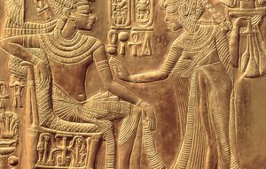 Detail van het Gouden Heiligdom van Toetanchamon (ca.1370-52 v.Chr.) met de koningin die hem zalft met geurige zalf, Nieuwe Koninkrijk (detail) door Egyptian 18th Dynasty