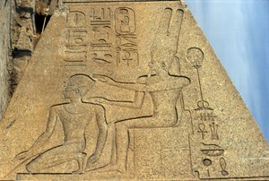 Detail van de gevallen obelisk van koningin Hatsjepsoet door Egyptian 18th Dynasty