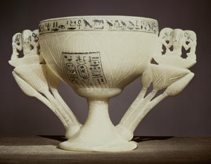 Drinkbeker in de vorm van een half geopende lotus, gevonden bij de ingang van het graf van Toetanchamon