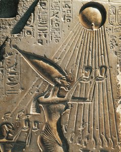 Egypte, Tell el-Amarna, Bas-reliëf dat Amenhotep IV (Farao Akhenaten, circa 1360-1342) afbeeldt terwijl hij de zonneschijf aanbidt, achttiende dynastie, Nieuwe Koninkrijk