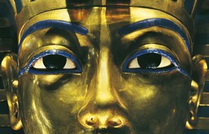 Egypte, Thebe, Luxor, Vallei der Koningen, Graf van Toetanchamon, Schatten van Toetanchamon, Gouden masker van de farao door Egyptian 18th Dynasty