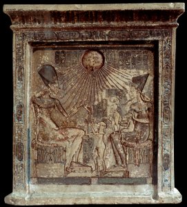 Egyptische koningin Nefertiti (1353-1336 v.Chr.), met farao Amenophis IV (Akhenaton of Amenhotep) (1352-1338 v.Chr.) en hun kinderen. Laag reliëf. 18e dynastie, Nieuw Rijk. Caïro, Egyptisch Museum door Egyptian 18th Dynasty