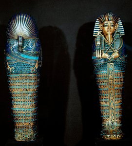 Egyptische oudheid: vergulde sarcofaag gebruikt om de ingewanden van de overledene te bevatten. Uit de schatkamer van Toetanchamon (1345-1327 v.Chr.) 18e dynastie. Gevonden in de Vallei der Koningen, Thebe. 1342 v.Chr. Caïro, Egyptisch Museum