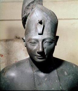 Egyptische oudheid: basalt buste van farao Thutmosis III (circa 1504-1450 v.Chr.) 18e dynastie. Uit Karnak. Caïro, Egyptisch Museum door Egyptian 18th Dynasty