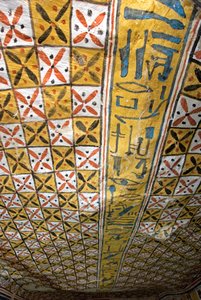 Egyptische oudheid: plafond versierd met geometrische motieven, graf van Roy (TT255). 18e dynastie. Van de Westelijke Jordaanoever van Luxor, Egypte