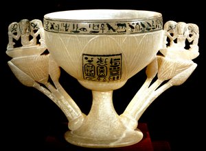 Egyptische oudheid: beker van de Onsterfelijkheid van de weldoeners van Thebe. Lotusvormige albasten kelk. Uit de schat van Toetanchamon (Tutankhamun) (1345-1327 v.Chr.) 18e dynastie. gevonden in de Vallei der Koningen, Thebe. 1342 v.Chr. Caïro, Egyptisch 