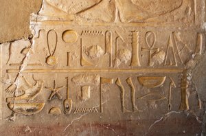 Egyptische oudheid: detail van een inscriptie met cartouche en hiërogliefen die lang leven en welvaart voorstellen. Tempel gewijd aan koningin Hatsjepsoet (1479 v.Chr. - 1457 v.Chr.) door Egyptian 18th Dynasty