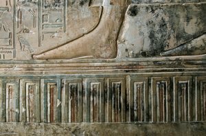 Egyptische oudheid: reliëf dat de voet van de schrijver afbeeldt die het graf verlaat en de paleisfries van het graf van Kha em Het (Khaemhat) inspecteur van zolders en schrijver aan het hof van Amenophis III (TT57). 18e dynastie. 1530-1290 v.Chr. Vallei d