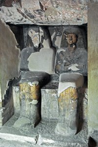 Egyptische oudheden: sculpturen bij het graf van Kha em Het (Khaemhat) inspecteur van zolders en schrijver aan het hof van Amenophis III (TT57) die de schrijver en Imhotep voorstellen. 18e dynastie. 1530-1290 v.Chr. Vallei der Edelen. Luxor, Westelijke Oev door Egyptian 18th Dynasty