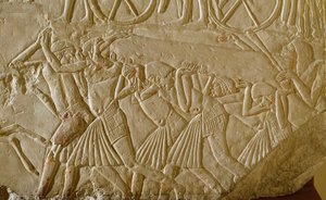 Egyptische oudheid: slaven dragen een obelisk tijdens de grote werken van faraonisch Egypte. Detail van een reliëf uit het graf van een hoge ambtenaar van de late 18e dynastie