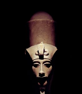 Egyptische antiquiteit: standbeeld van Amenhotep IV (Amenophis IV of Achnaton) met de dubbele kroon. 1301 v.Chr. 18e dynastie. Detail van de sculptuur. Van de Tempel van Amon Ra in Thebe. Luxor Museum, Egypte door Egyptian 18th Dynasty