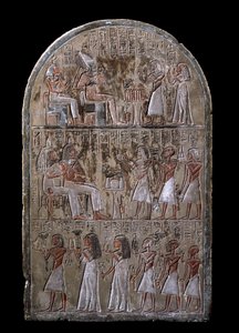 Egyptische antiquiteit: stèle van het echtpaar Maia, de overledene biedt geschenken aan de goden. 18e dynastie. Uit de kapel van Maia, Deir el-Medineh (el Medineh), Nieuwe Rijk Dim. 67 cm door Egyptian 18th Dynasty