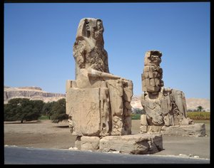 Egyptische oudheid: uitzicht op de Kolossus van Memnon, periode Amenophis III, nieuw rijk door Egyptian 18th Dynasty