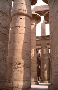 Egyptische oudheid: uitzicht op de zuilen van de hypostyle zaal van de Tempel van Amon. Karnak, Luxor, Egypte door Egyptian 18th Dynasty