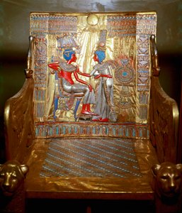 Egyptische oudheden: een troon van verguld hout en beschilderd door Toetanchamon, onderdeel van de schatkamer van de farao. Voorstelling van koningin Ankhesenpaaton die de schouder van haar broer en echtgenoot Toetanchamon masseert onder de