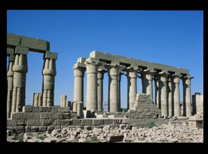 Buitenaanzicht vanuit het zuiden van de zuilengalerij van Amenophis III