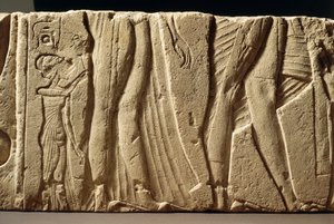 Fragment van gebeeldhouwde muur met prinses die ouders vergezelt met zoon van Achnaton, uit Hermopolis door Egyptian 18th Dynasty