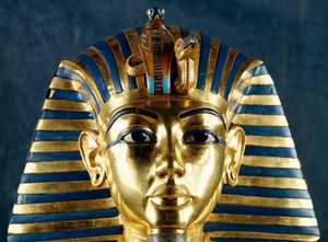 Dodenmasker van Toetanchamon, Geslagen goud, Keramiek en halfedelstenen, Uit het graf van de farao, Thebe, Egypte, (detail), Goudsmidkunst, Egyptische beschaving, Nieuwe Rijk, Dynastie XVIII door Egyptian 18th Dynasty