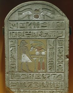 Grafstèle van Ibi, Meester van de kamer in het koninklijk paleis De overledene voor de grafgiften Bovenaan, ogen van bescherming en hiëroglief 