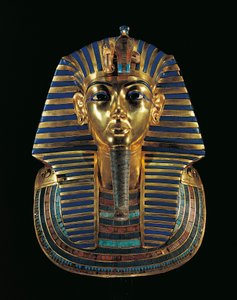 Gouden begrafenismasker van Toetanchamon ingelegd met lapis lazuli, obsidiaan en turkoois door Egyptian 18th Dynasty